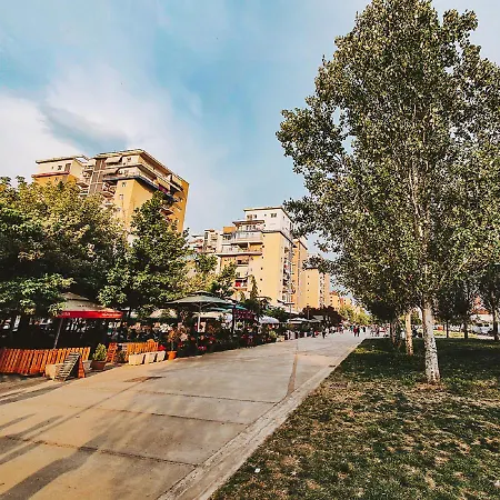 Cozy 1 Bedroom Near Parks, Cafes & Restaurants Lägenhet Tirana