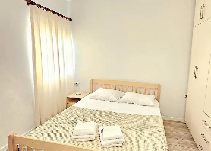 Cozy 1 Bedroom Near Parks, Cafes & Restaurants Lägenhet